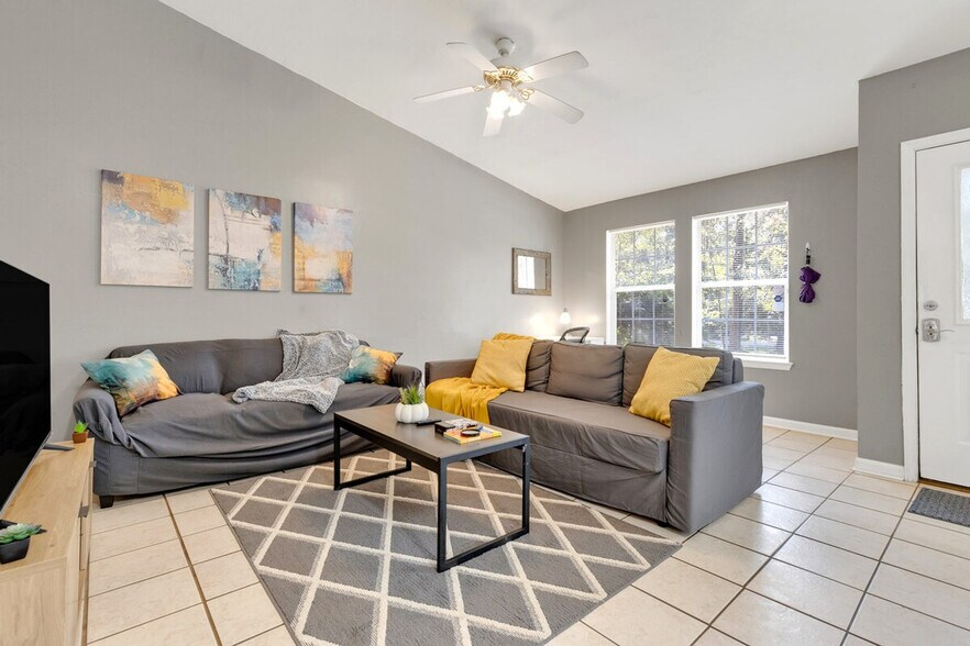 Building Photo - 221 Cactus St