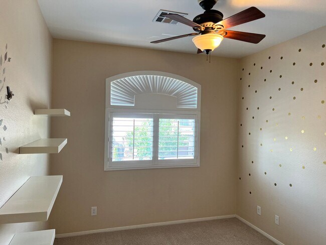 Building Photo - Electric and Solar included in rent