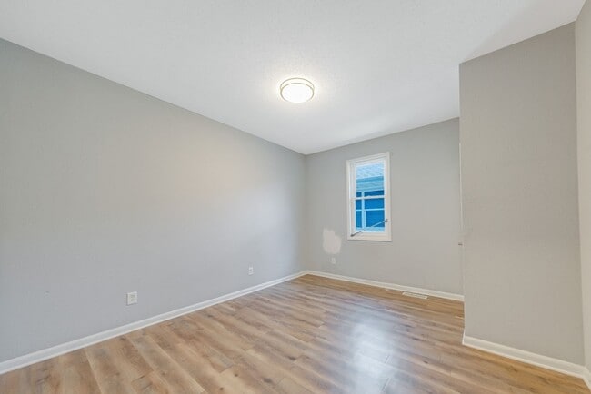 Building Photo - 3 BED, 1.5 BATH DUPLEX IN TUSCOLA