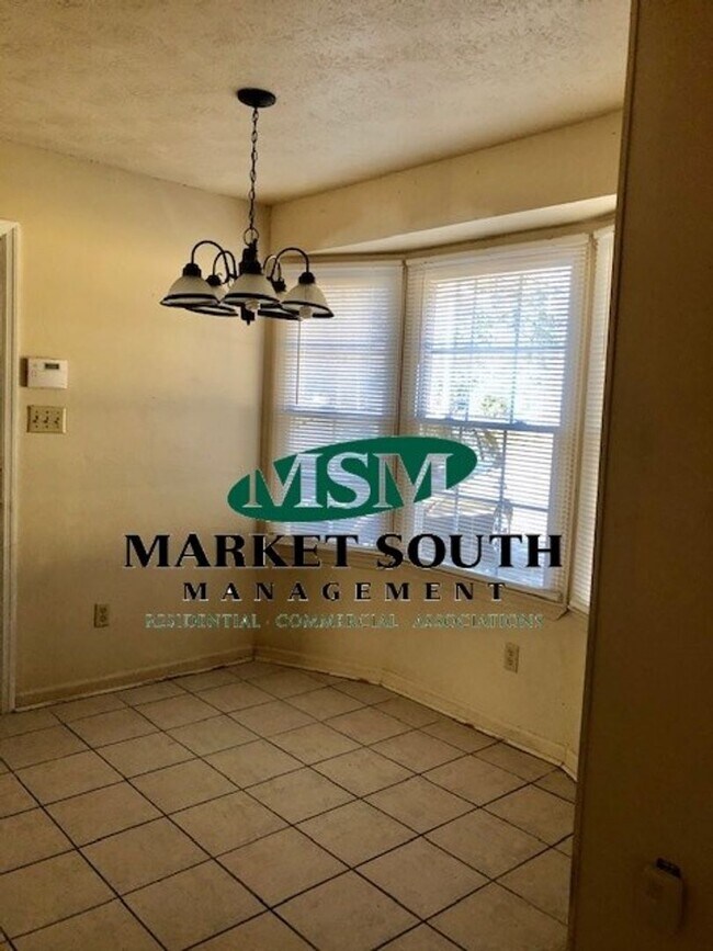 Building Photo - ~~Convenient location on Savannah's Souths...