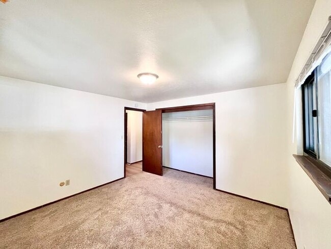 Building Photo - 2 Bedroom/2 Bath Spacious Brick Ranch Styl...
