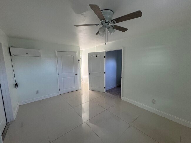 Building Photo - 616 49th St