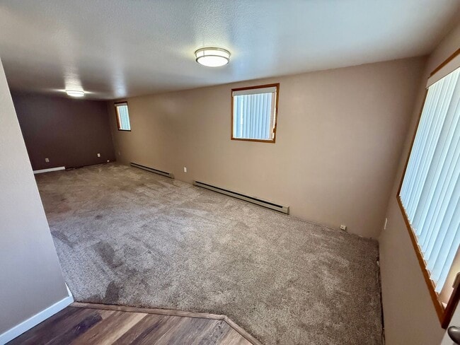 Building Photo - Welcome to this Charming 3 bedroom, 2 bath...