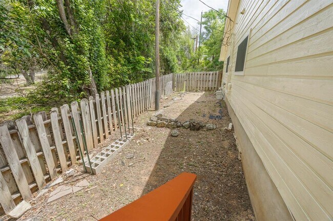 Building Photo - 2218 Bahama Rd