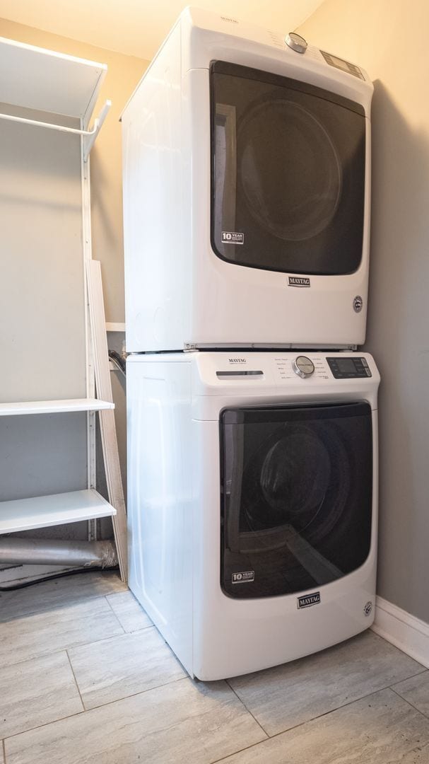 Building Photo - Spacious 4/3.5 w/ Master on Main and Fully...