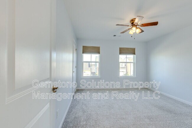 Building Photo - 2704 Orleans Dr