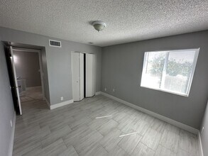 Building Photo - Cozy 2 bd, 1.5 bath condo with open floor ...