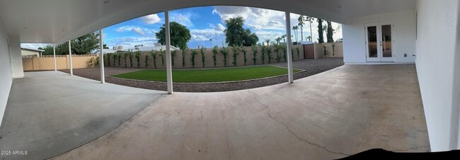 Building Photo - 2329 E Enrose St