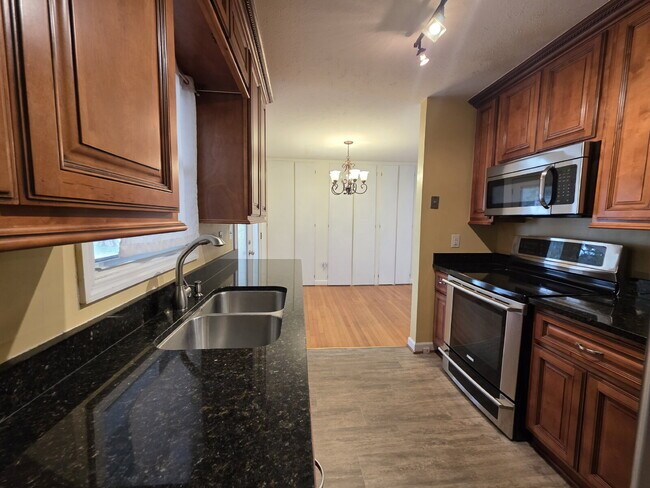 Building Photo - "Charming 3-Bed Oasis with Granite Touches in Fayetteville – 1600 Sq Ft of Comfort!"