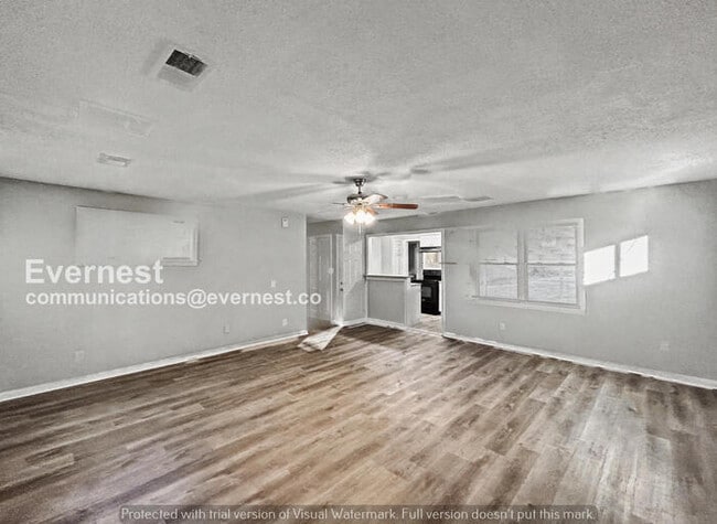 Building Photo - Limited Time Special Offer! / 3 Bed/2 Bath Home with Fenced Yard / Pet-Friendly