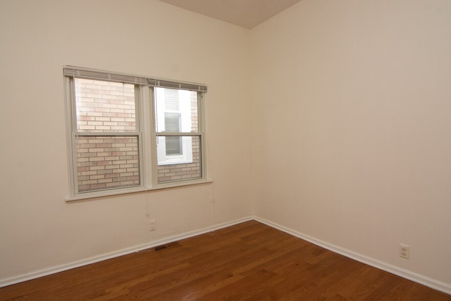 Building Photo - 2814 N Maplewood Ave