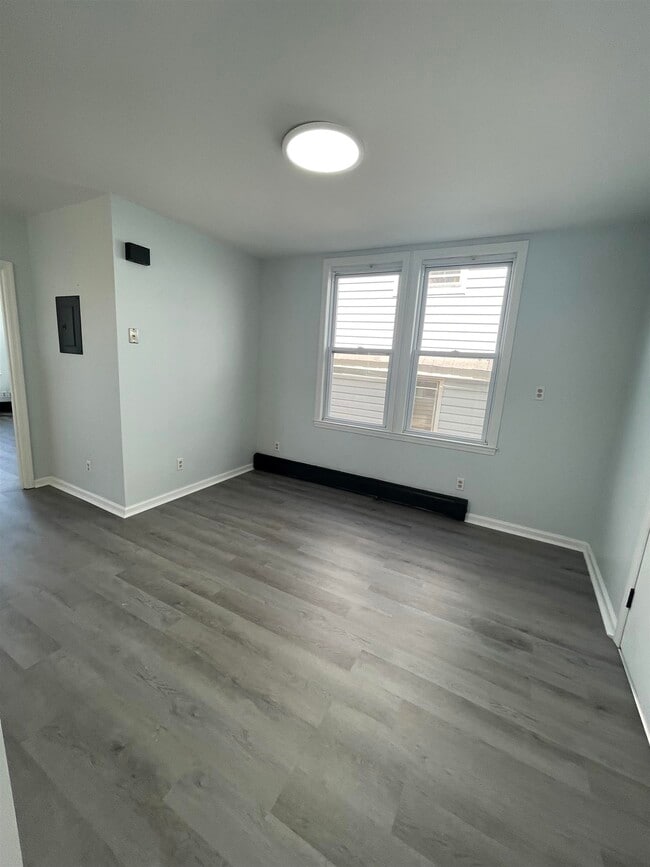 Building Photo - 27 E 46th St