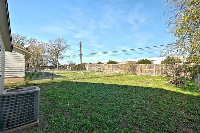 Building Photo - 2204 Donahue Ln