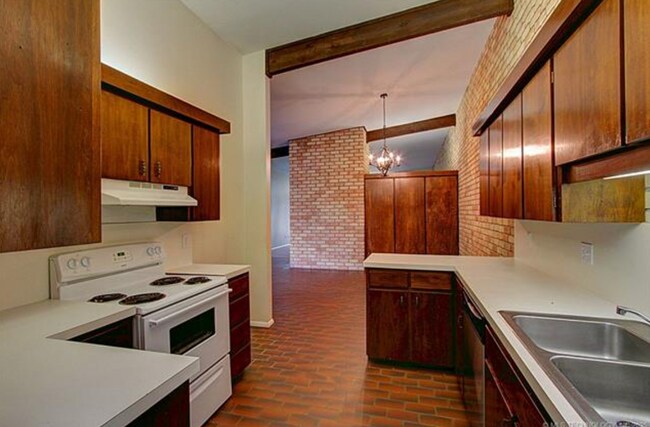 Building Photo - 48th Pl Duplex