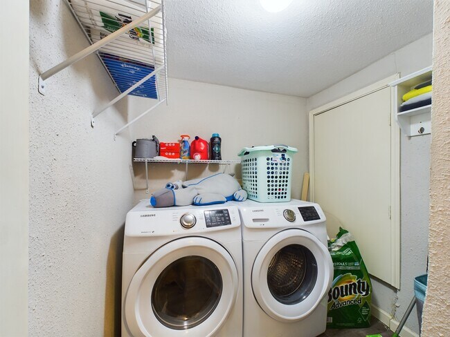 Building Photo - 9400 Doliver Dr