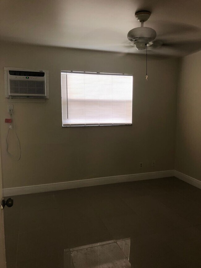 Building Photo - Nice 1-1 Condo Apartment with Central AC, Pool, & Laundry