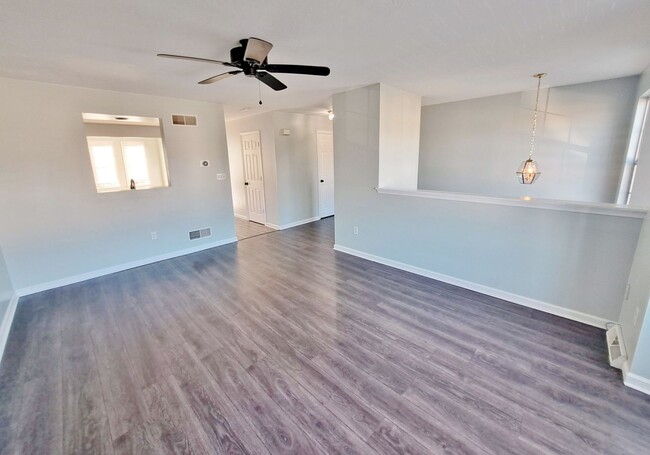 Building Photo - 3 Bed / 1-1/2 Bath Single Family Townhome ...