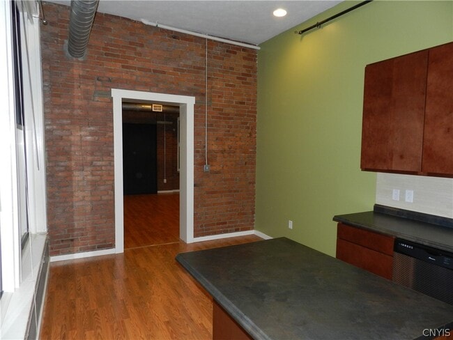 Building Photo - 317 S Clinton St