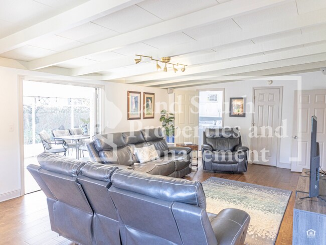 Building Photo - 327 Easton Dr