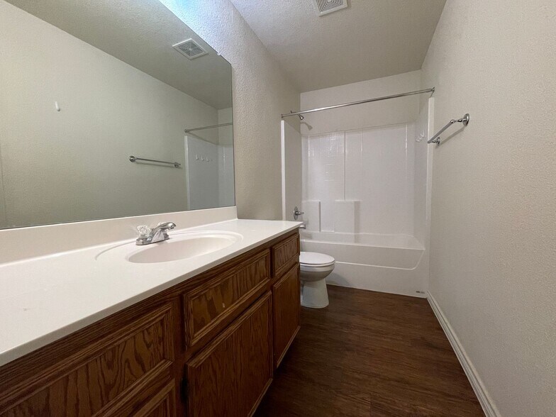 Building Photo - 1525 Justin Lp