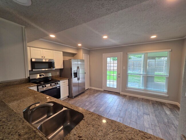 Building Photo - 5618 Stone Creek Dr