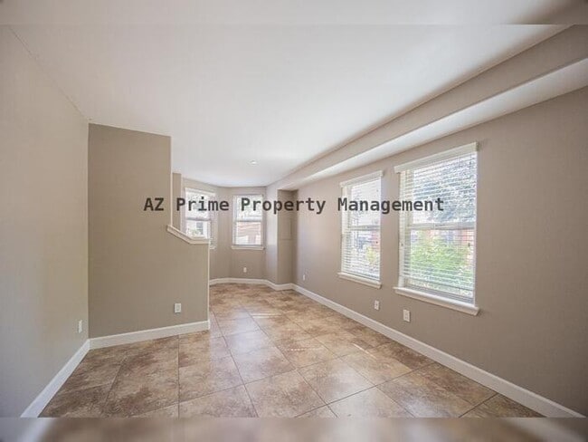 Building Photo - 563 W 6th St