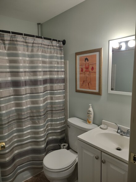 Full Bathroom w/ Shower/Tub Combo - 403 East Bluff