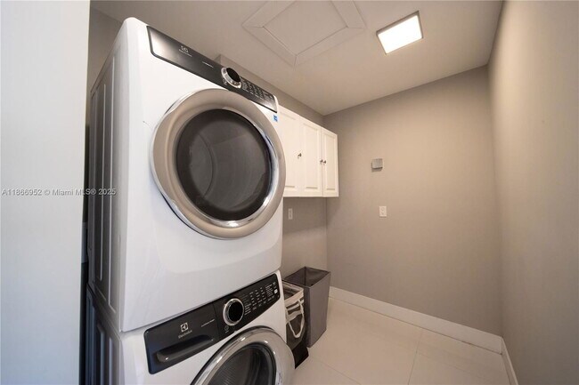 Building Photo - 3653 SW 26th St