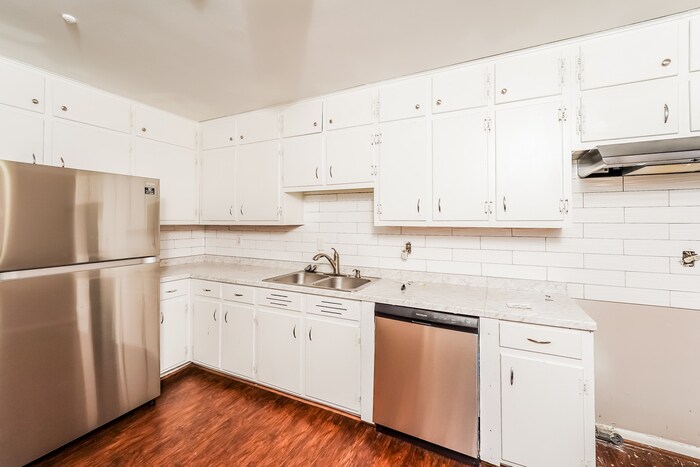 Building Photo - 825 Park Dr