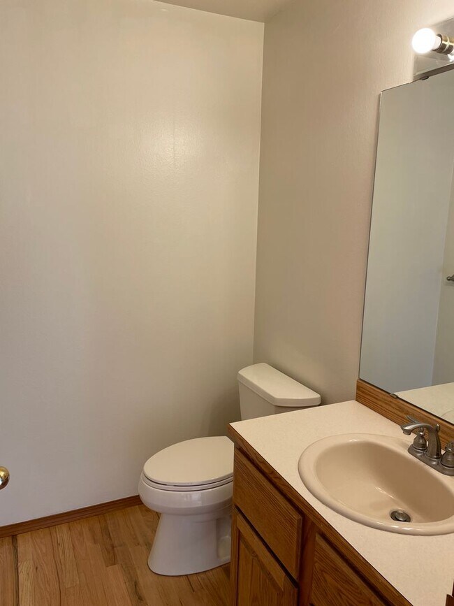 Building Photo - Holiday Free Rent/Newly remodeled Sammamis...