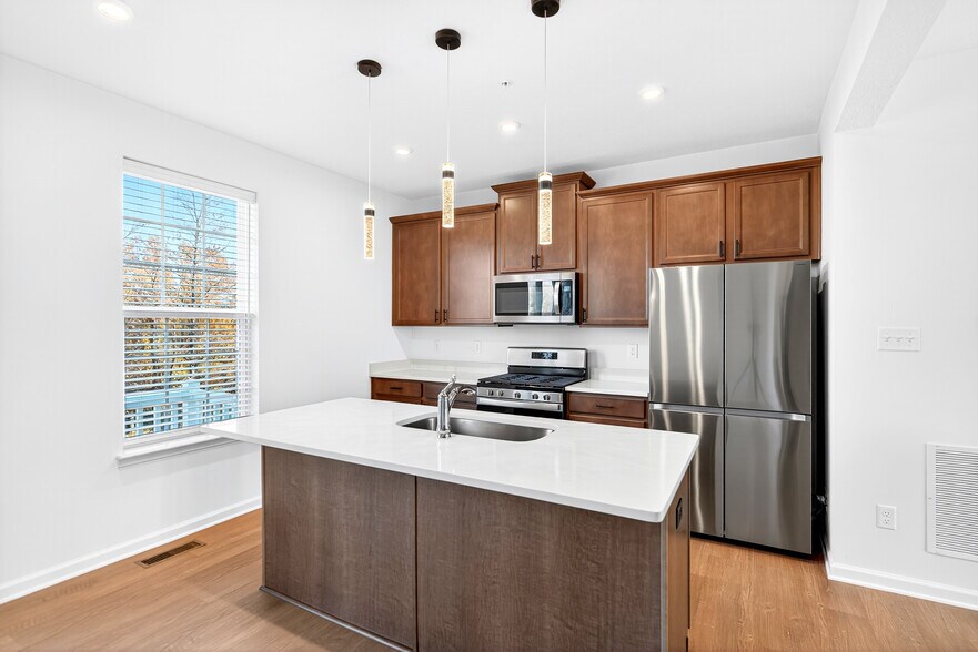 Building Photo - 600 Dana Dr