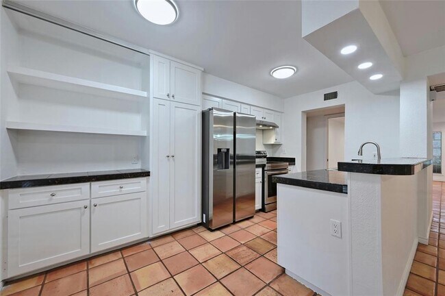 Building Photo - 6637 Valleyside Rd