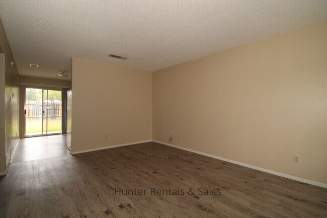 Building Photo - 1604 Cedarhill Dr