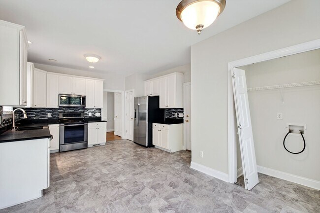 Building Photo - Move-In Ready Gem in Sought-After Dover Ridge!