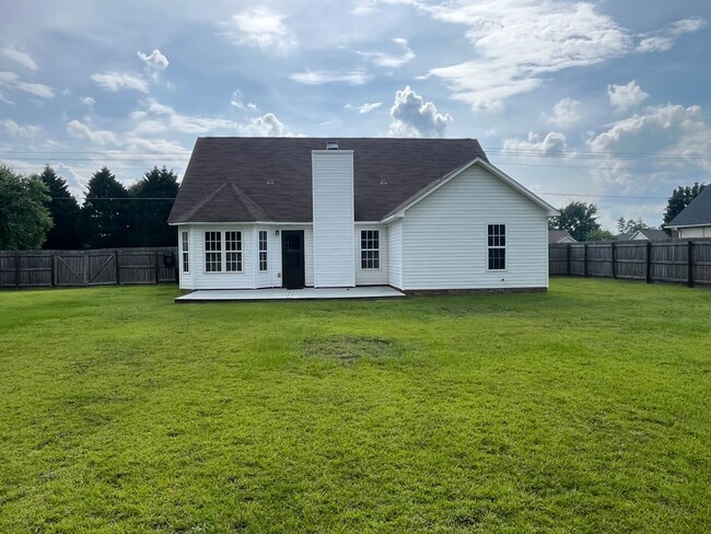 Building Photo - Beautifully Updated 3 Bed Plus Bonus Raefo...