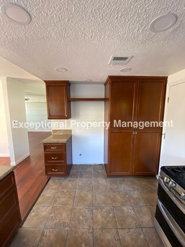 Building Photo - Ready to move in 4 bedroom 2 bath home