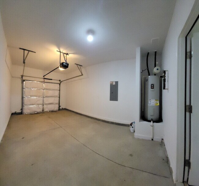 Building Photo - MOVE-IN SPECIAL! 1/2 OFF 1st MONTHS RENT.