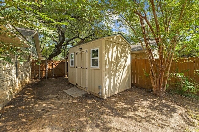 Building Photo - 10305 Caracara Dr