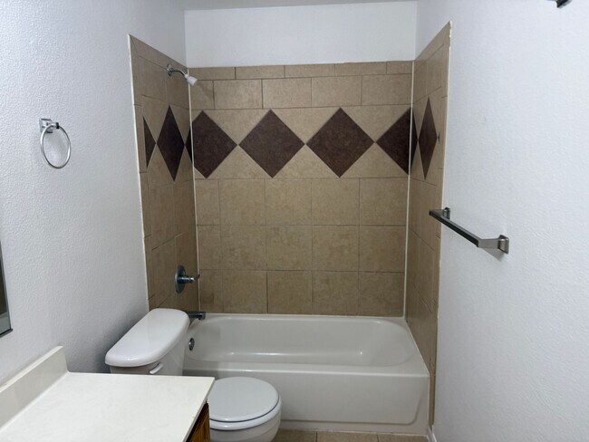 Building Photo - 3 Bedroom 2 Bath Duplex  2 weeks free move...