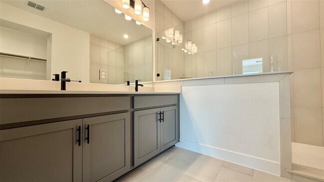 Building Photo - 1016 Brickell Lp