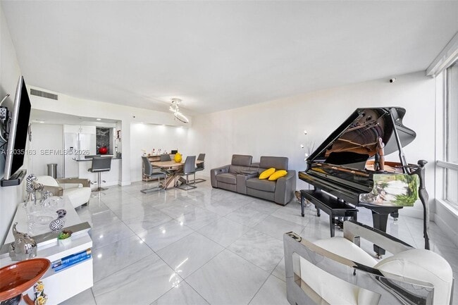 Building Photo - 520 Brickell Key Dr