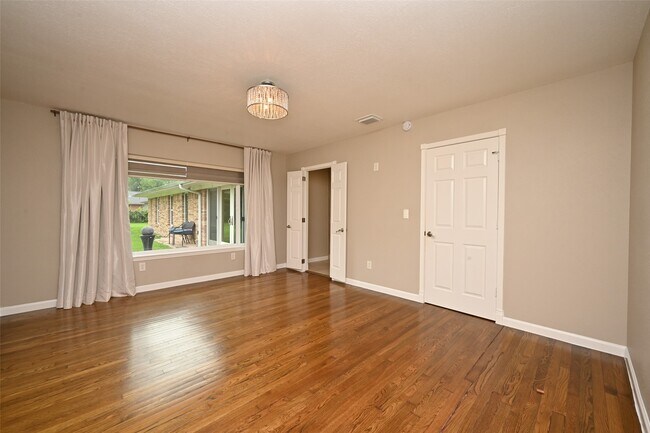 Building Photo - 2127 Lamonte Ln