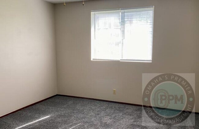 Building Photo - HUGE 2 Bed 1 Bath Cornhusker Creek