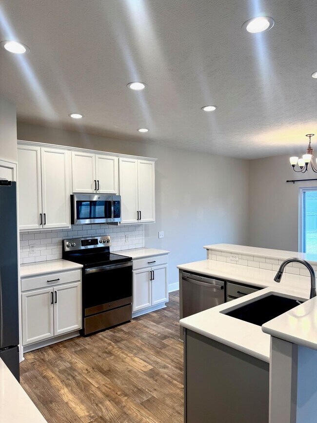 Building Photo - Spacious Ranch Home  5 Bedrooms  3 Bathrooms  3,163 Finished Sq Ft