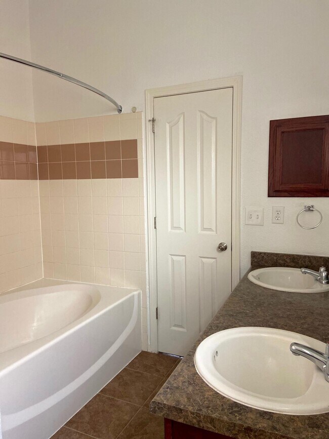 Building Photo - 1470 Senda Del Sol Ln