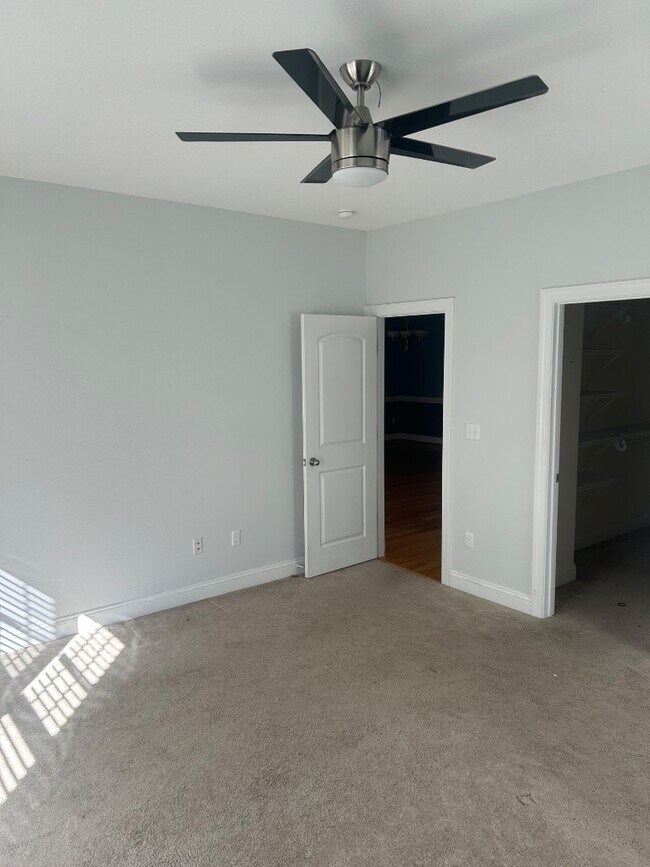 Building Photo - 1115 Helmsdale Dr