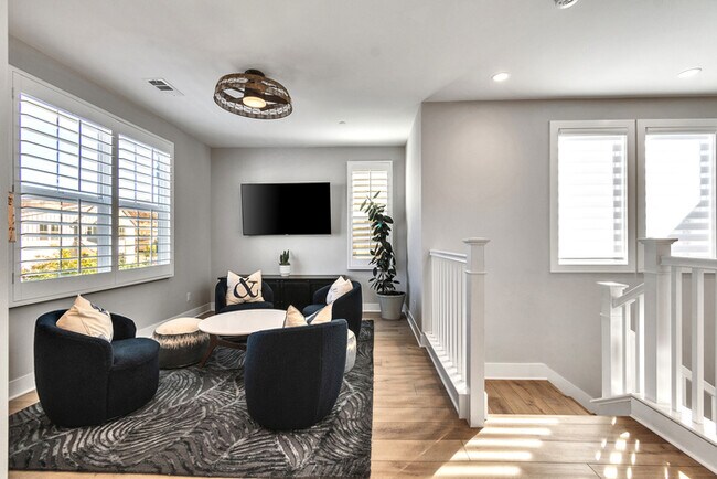 Building Photo - Light and bright 4 bedroom 3 bath beauty i...