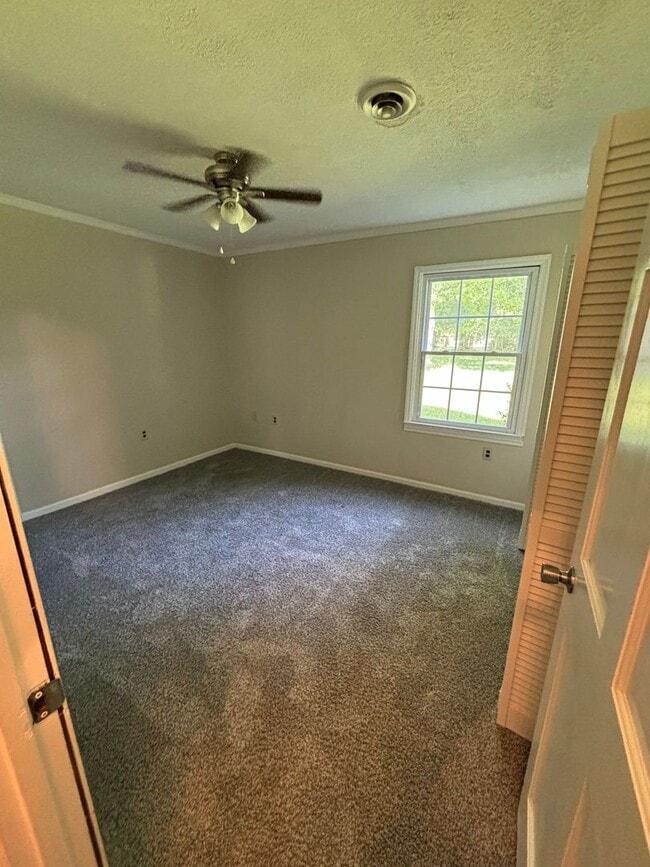 Building Photo - 985 Pineland Ave