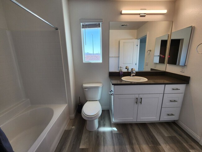 Building Photo - Charming 3BR/2.5BA Home in Las Vegas – Uti...
