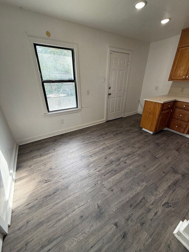 Building Photo - 2 Bed 1 Bath House, Gas Heat & Hot Water